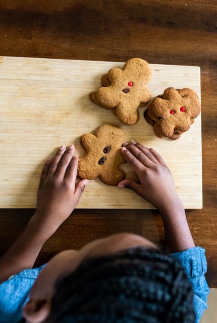 Enfants faisant de la pâtisserie