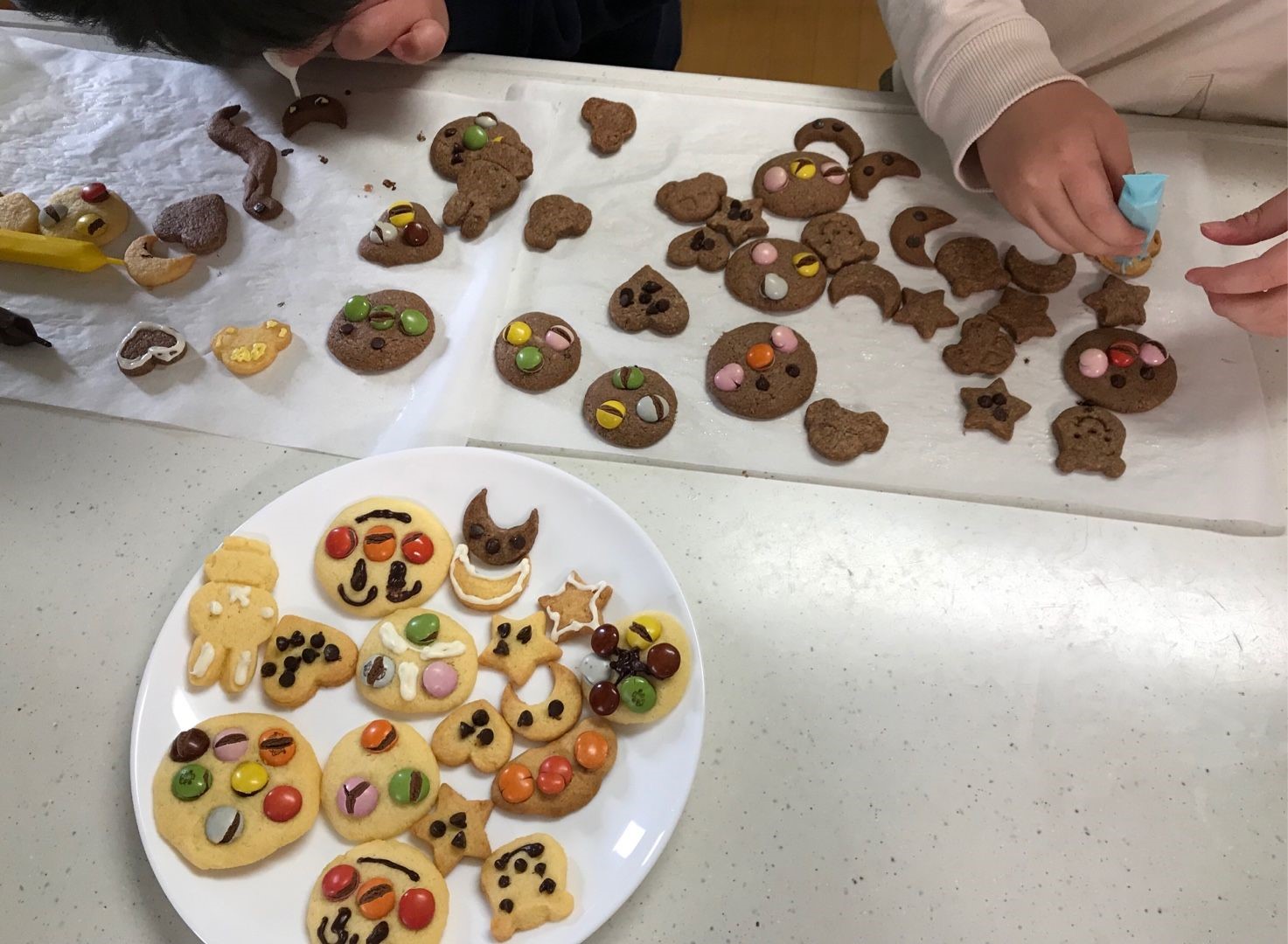 Groupe d'enfants à l'atelier